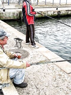 Бургас: морская рыбалка на цацу стартовала у Морского вокзала, открытие площадки