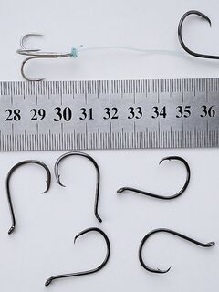 Живцовые крючки необычной формы: жало внутрь, думаем о добавлении тройника для засечки