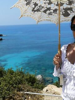 Кипр, знакомое место без лав — видел рыбачков, фотка с берега с семьёй для памяти