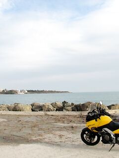 Болгария, дикая кромка у Поморие: каменистые окна под береговой заброс