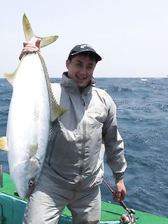 Чеджу, Южная Корея — фото: желтохвостая лакедра и команда на борту