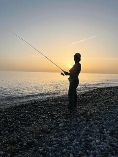 Пицунда, смена сторон мыса: волна срывает, но на тихой стороне рыба клюёт