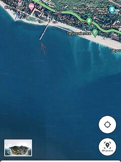 Гагрский пляж: ловят с пирса — отметка для тех, кто в городе