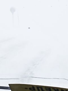 Дорога закрыта, кадр из автобуса на Никель: снег и ветер держат трассу