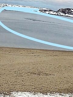 Островок на мели: по кадрам видно намёк — прилив маскирует, отлив оголяет