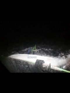 Катер выбросило на Кильдин: мотор встал, людей спасли, буксировка в порт