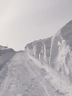 Дорога закрыта, вывозят на вездеходах по 80р за машину: кто спешит — пользуется