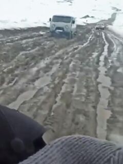 25 км тяжёлой дороги к Териберке, кадры с трассы: держим скорость и запас времени