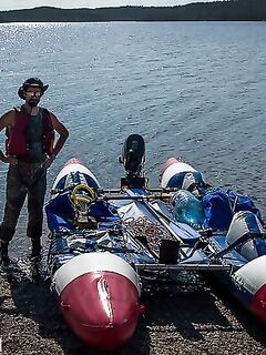 Катамаран как рыболовное судно: крутит на одном якоре