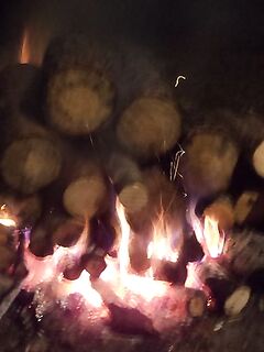 Карелия, Чупа — нодья на сырых чурках: как сложить «пирамиду»