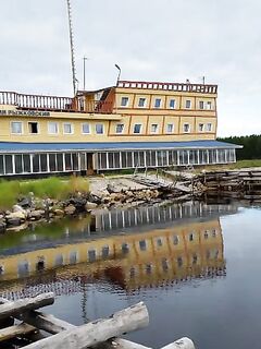 Закрытая бухта и стоянка: волны большой не будет, машины у спуска