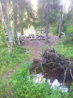 Стоянка как свалка: мусор, пиленные сосны и «сортир с видом на море»