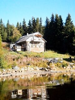 Крутой спуск вдоль дома, 4–5 авто: уклон серьёзный — рассчитывайте манёвр