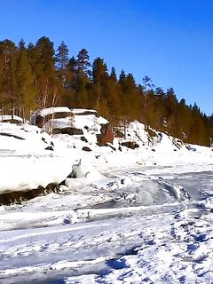 Остров Ярославль близ Пулонги: вода на льду и трещины от скал — местами опасно