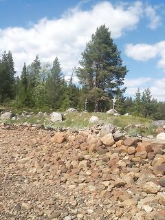 Между Пулонгой и бывшим паромом — мыс с двумя памятниками, удобная привязка