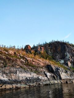 Квадратный камень 8×8 держится «на соплях»: фото со стоянки сверху — осторожно