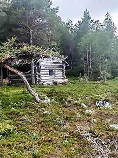 Мыс Красный, изба 6×4 и местная традиция: первый сиг в сковороде, потом валуны на отливе