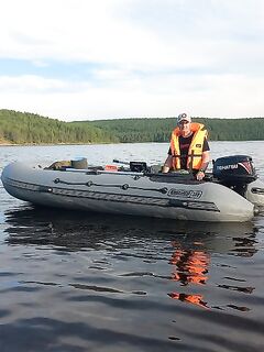 Ночь на Пежострове: поклёвки у лодки на подъёме, в потрошке минога и колюшка, палаток тьма