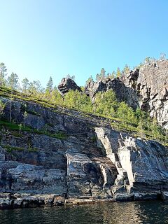 Лодейная губа и Соколка 28–40 м: треска мелкая на пилькер, медуза стеной и мошка злится