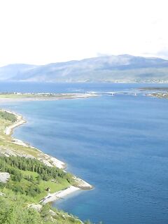 Палатка под мостом и лодки на колёсах у Альты