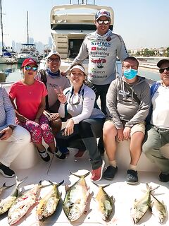 Дубай: шеринговая рыбалка с новичками — после мастеркласса пошло