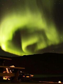 Северное сияние над Сейландом: кадр ночи и тихая вода