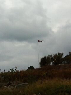 Ветер 9–10 м/с у берега Норвегии, флагшток гнёт