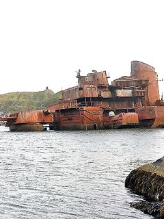 База в Сёрвэр Норвегия и крейсер «Мурманск» рядом