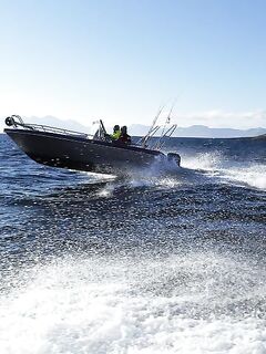 Малый катер на зыби — спина предупреждает в Норвегии
