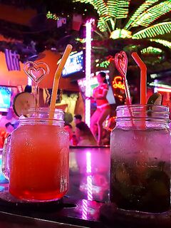 Банг Тао дал мне два схода тунца и быстро вернул на камни Сурина