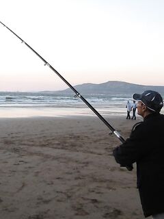 Агадирский берег ночью оказался читаемым только по пустым крючкам пока местный не дал мне кальмара