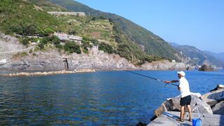 Италия, Rapallo в Лигурии: морская рыбалка с карасиками и осторожной кефалью