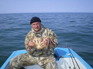Камчатка, Охотское море: летняя ловля палтуса на донку с лодки у западного берега в июне