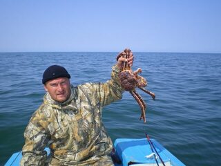 Камчатка, Охотское море: летняя ловля палтуса на донку с лодки у западного берега в июне