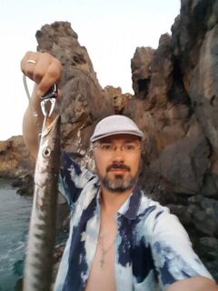 Греция, Крит: утренняя рыбалка у моря в сильный ветер на дальнем забросе