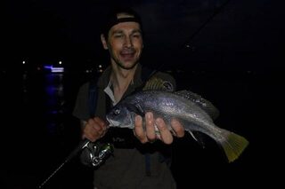 Сочи, Чёрное море: морская рыбалка со спиннингом на пилькеры и раков с берега у камней
