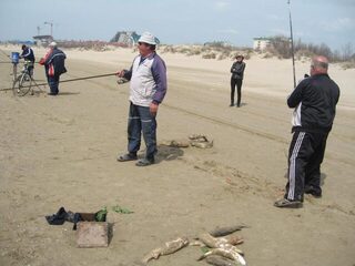Анапа, Чёрное море: ловля пеленгаса на морского червя с песчаного пляжа