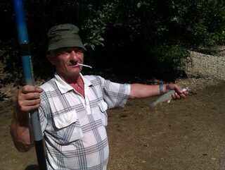 Рыбалка в Абхазии: береговой спиннинг у волнорезов старой Гагры на Чёрном море осенью