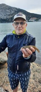 Чёрное море: первая ловля морским спиннингом у пирсов в сильный ветер, ставрида и скорпена