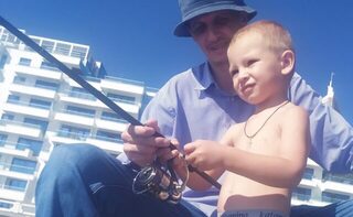 Рыбалка на Чёрном море с плавающей бомбардой вдоль берега среди валунов