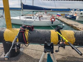 Чёрное море, порт Сириус: береговая рыбалка ранним утром на ветру среди канатов у пристани