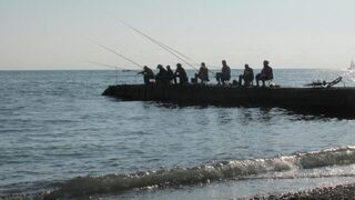 Сухум, Чёрное море: ловля кефали с волнорезов у набережной в конце сентября и начале октября