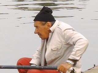Чёрное море, порт Бургаса, Болгария: ранняя утренняя ловля кефали на самодур