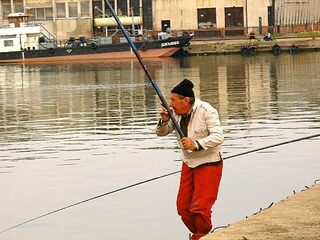 Чёрное море, порт Бургаса, Болгария: ранняя утренняя ловля кефали на самодур