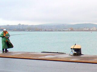 Болгария, Бургас: морская рыбалка в открытом заливе, чистка улова на пирсе и фляга виски