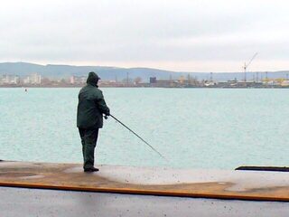 Болгария, Бургас: морская рыбалка в открытом заливе, чистка улова на пирсе и фляга виски
