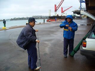 Болгария, Бургас: морская рыбалка в открытом заливе, чистка улова на пирсе и фляга виски