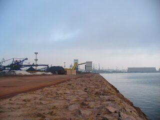 Порт Бургас, Болгария: морская ловля бычка и саргана у старого траулера