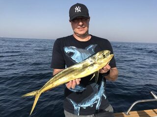 Рассветный выход в Фуджейре за махи-махи и лонгтейл-тунцом у котла тунца