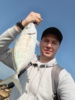 Рыбалка в ОАЭ на пилькер у входа в канал: туман, камни и желтопятнистый тревалли